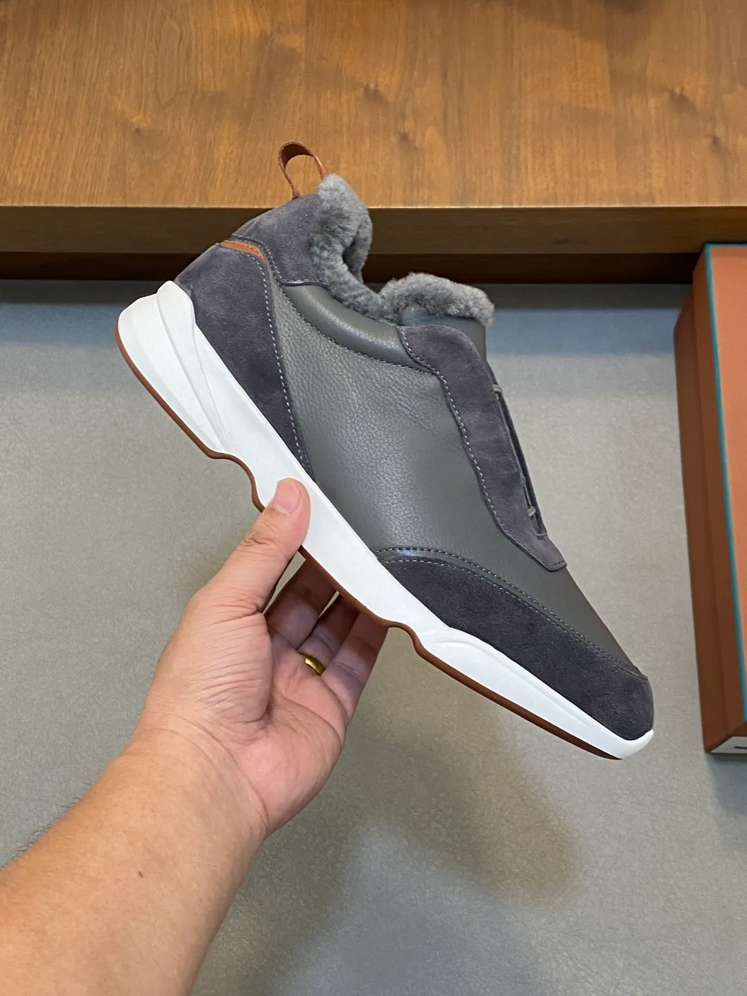 Men's shoes 💰840 Winter LoroPiana WeekendWalk men's wool warm sneakers! Specially designed wool warm shoes for men! This WeekEndWalkEvo casual shoe reinterprets the WeekEnd casual shoe with a design that combines the characteristics of running shoes and walking shoes. An improved version of the classic shoe style in the autumn/winter series, the shoe body is made of fleece cotton blend with a slight elasticity to ensure that the upper part of the shoe is covered and fitted. The narrow silhouette in the middle and the warmth of the integrated fur lining make the shoes comfortable and practical to wear. The shoe details, combined with the lightweight rubber sole with ridged edges, add a sporty feel to the shoe. Kummel rubber sole with stitching and ultra-light technical material sole: This design structure helps distribute weight properly and improve shock absorption. Raised edges on the sole ensure traction and stability during walking. Body: 97% cotton, 3% spandex lining. Wool sole rubber! Size: 39/40/41/42/43/44 (45.46 customized) standard leather shoe size original box package